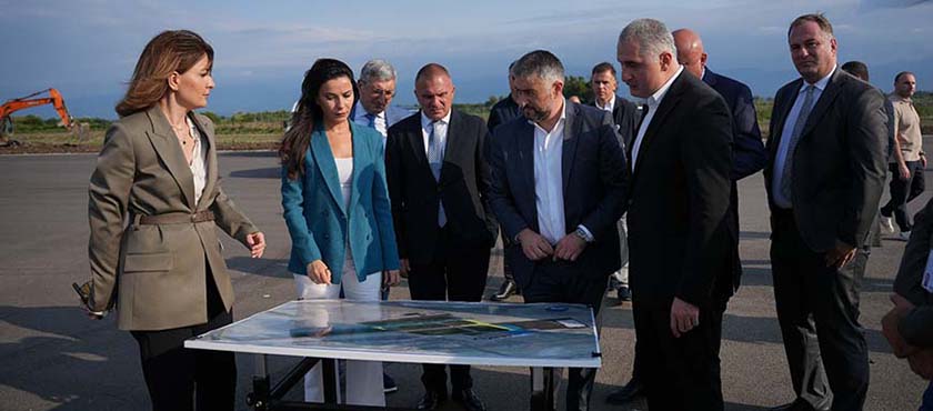 ეკონომიკისა და მდგრადი განვითარების მინისტრი მარიამ ქვრივიშვილი, ფინანსთა მინისტრ ლაშა ხუციშვილთან და ინფრასტრუქტურის მინისტრ რევაზ სოხაძესთან ერთად ქუთაისის დავით აღმაშენებლის სახელობის საერთაშორისო აეროპორტში მიმდინარე სამუშაოებს გაეცნო